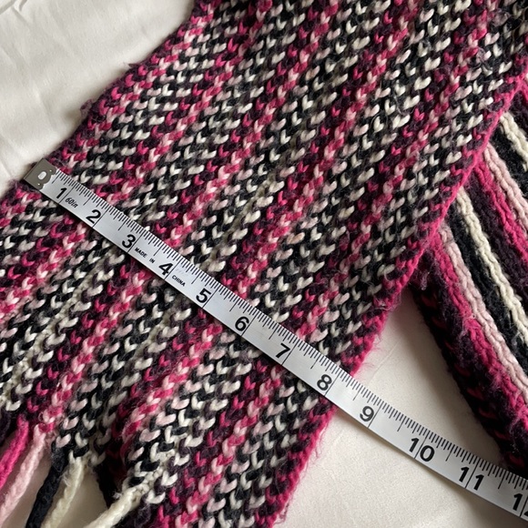 Reversible Chunky Knit Scarf - Picture 6 of 7